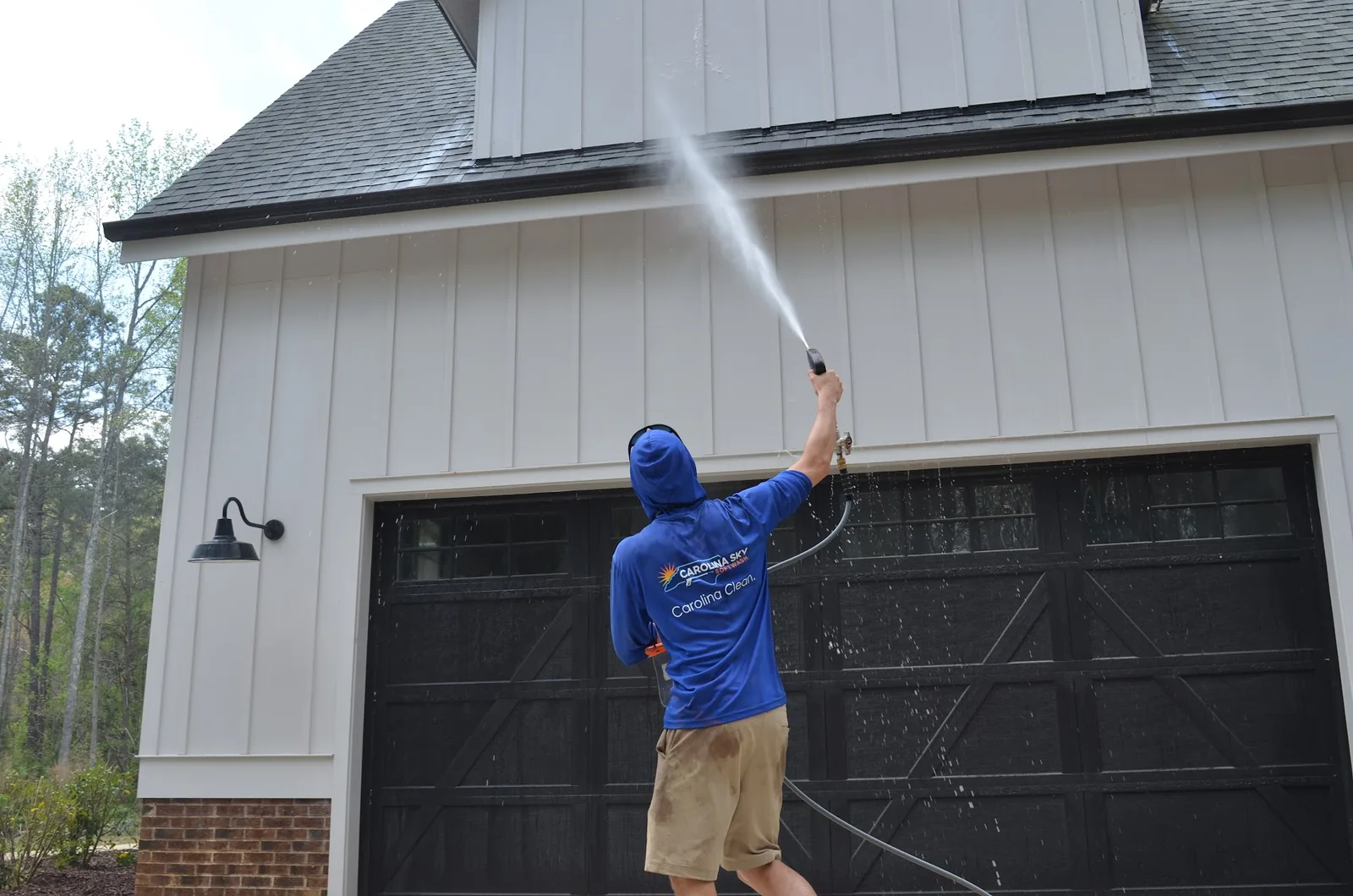 Cleaning the roof edge and gutters above a garage with low pressure