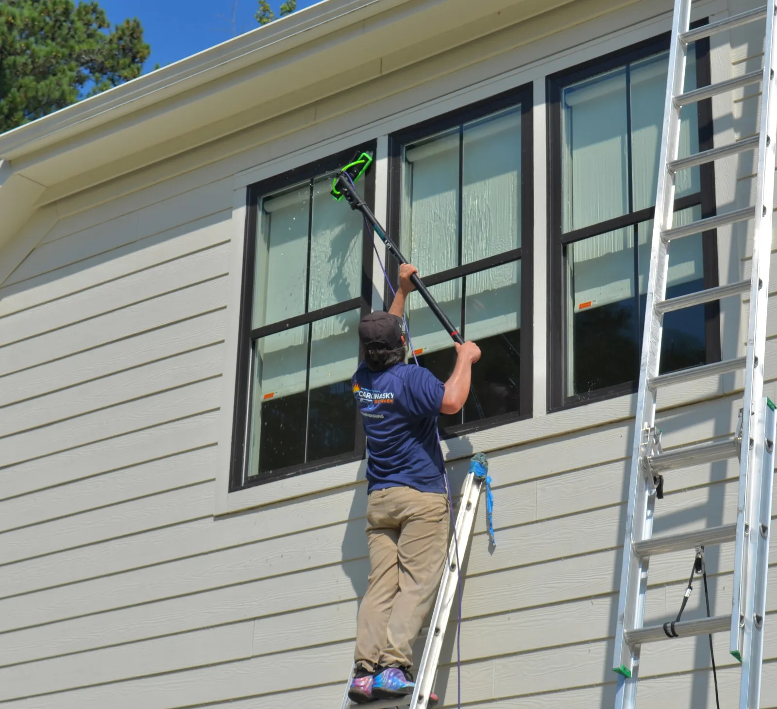Streak-free window cleaning from a ladder with a water-fed pole